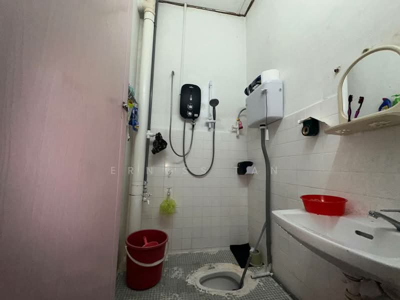 1-storey Terraced House for Sale in Taman Universiti (Skudai) - Erness Tan - Bathroom - PropertyGuru.com.my
