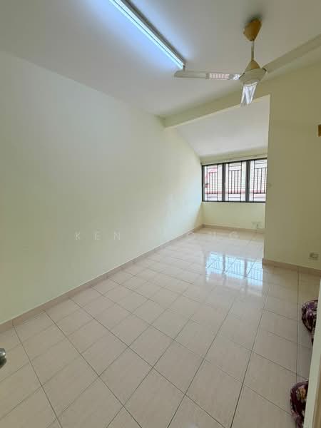 2-storey Terraced House for Rent in Bandar Putra Permai (Seri Kembangan) - Ken Leong - Living Room - PropertyGuru.com.my
