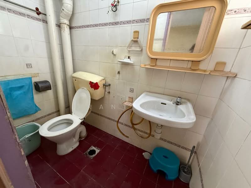 Apartment for Sale at Taman Miharja Apartment (LRT Miharja) - Grant Yip - Bathroom - PropertyGuru.com.my