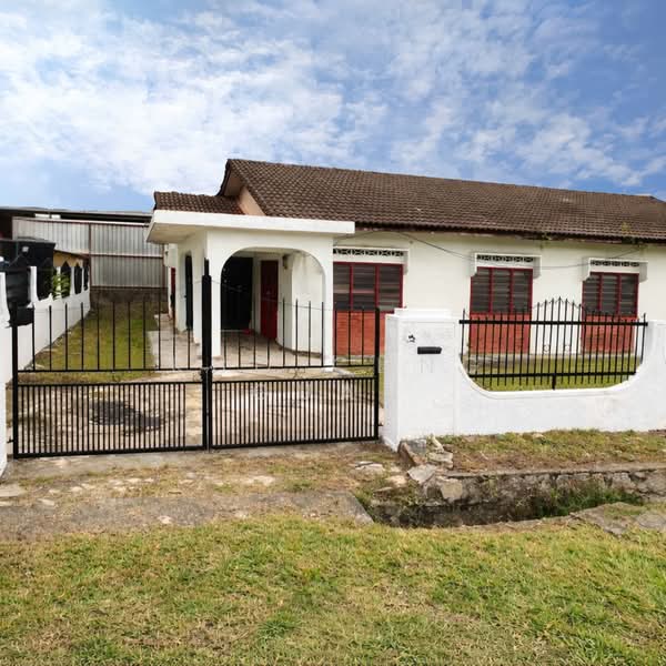Bungalow for Sale in Taman Serdang Utama (Seri Kembangan) - Kho Chng Guan - Exterior - PropertyGuru.com.my