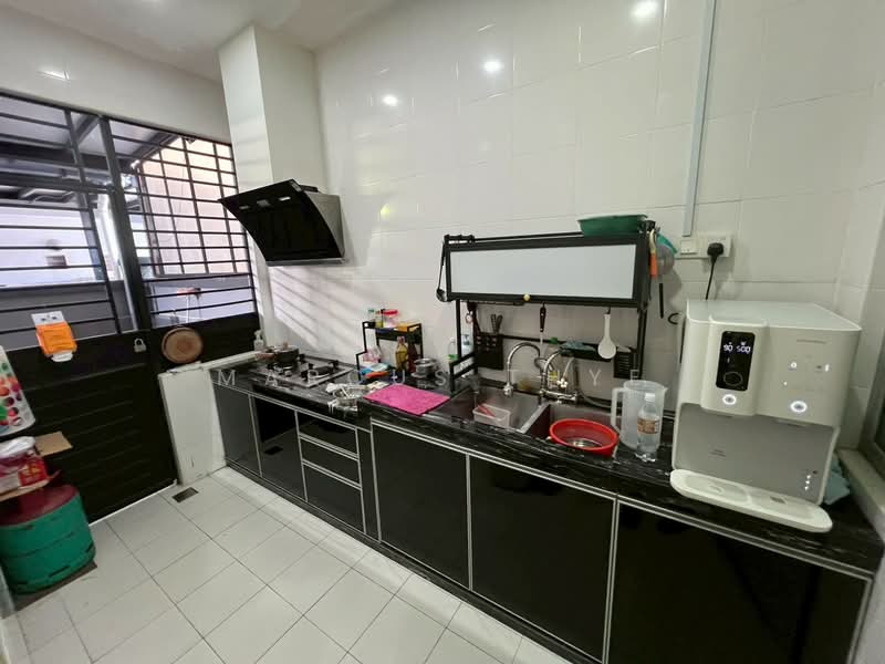 Cluster House for Sale in Setia Tropika (Johor Bahru) - Marcus Thye - Kitchen - PropertyGuru.com.my