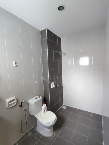 Semi-Detached House for Sale in Bandar Saujana Putra (Tanjong Duabelas) - Mohd Mortadza Ahmad - Bathroom - PropertyGuru.com.my