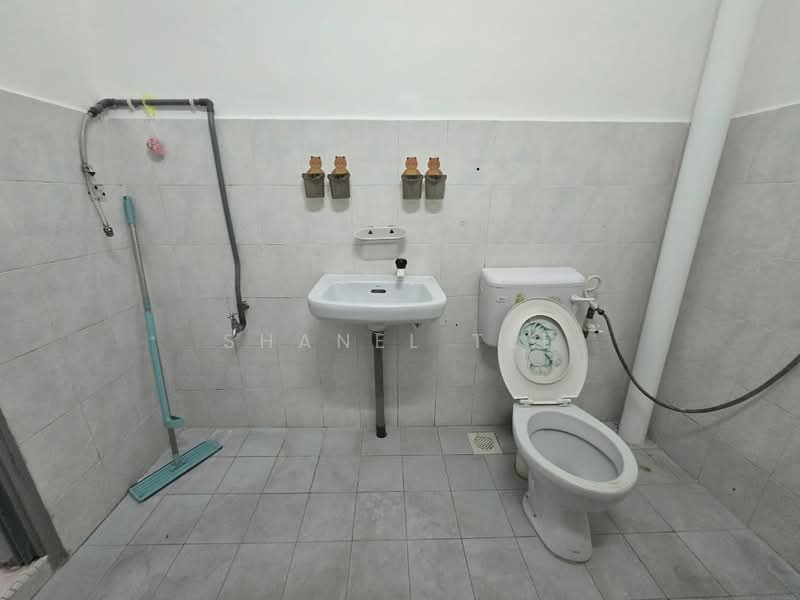 2-storey Terraced House for Sale in Taman Sri Kluang (Kluang) - Shanel Tee - Bathroom - PropertyGuru.com.my