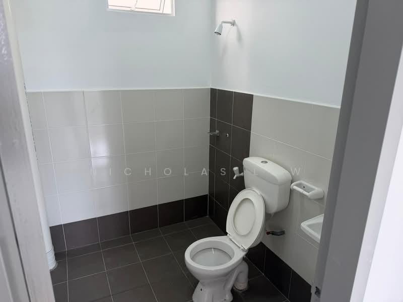 Flat for Rent at PANGSAPURI 1 SCIENTEX UTAMA - Nicholas Low - Bathroom - PropertyGuru.com.my