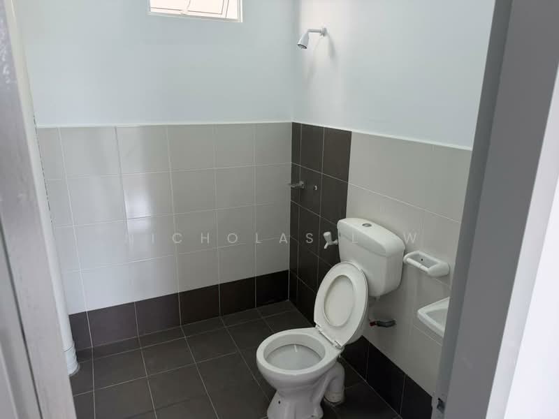 Flat for Rent at PANGSAPURI 1 SCIENTEX UTAMA - Nicholas Low - Bathroom - PropertyGuru.com.my