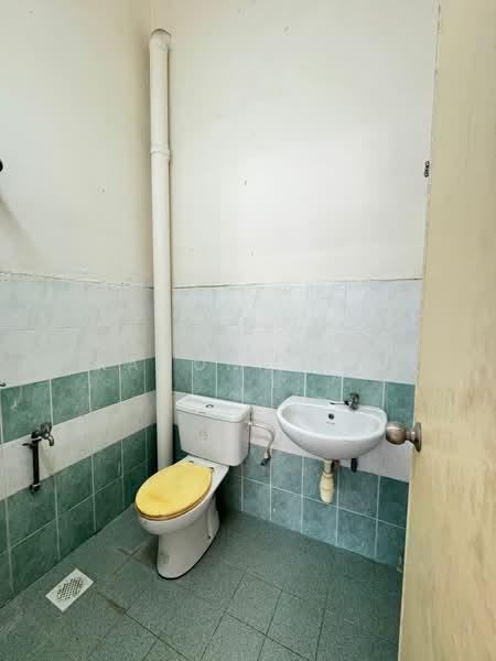 Rumah Teres 1 Tingkat untuk Dijual di Taman Angkasa Nuri (Durian Tunggal) - Ramona Tan - Bathroom - PropertyGuru.com.my