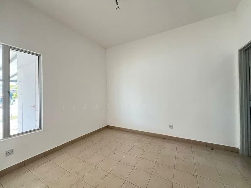 Terraced House for Sale in Penor (Pahang) - Izzat Azman - Masterbedroom - PropertyGuru.com.my