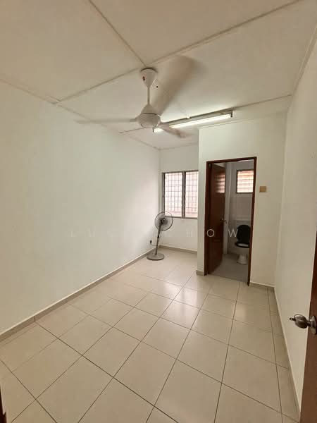 Desa 4, Bandar Country Homes untuk Untuk Disewa - RM 1,000 /bulan, Apr 2026 - Interior - PropertyGuru.com.my