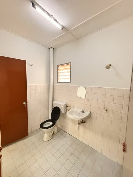 Desa 4, Bandar Country Homes untuk Untuk Disewa - RM 1,000 /bulan, Apr 2026 - Bathroom - PropertyGuru.com.my