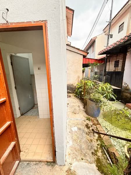 Desa 4, Bandar Country Homes untuk Untuk Disewa - RM 1,000 /bulan, Apr 2026 - Exterior - PropertyGuru.com.my