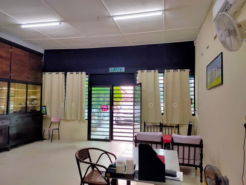 Banglo Komersial untuk Dijual di Bukit Merah (Lahat) - Selina Wong - Entrance - PropertyGuru.com.my