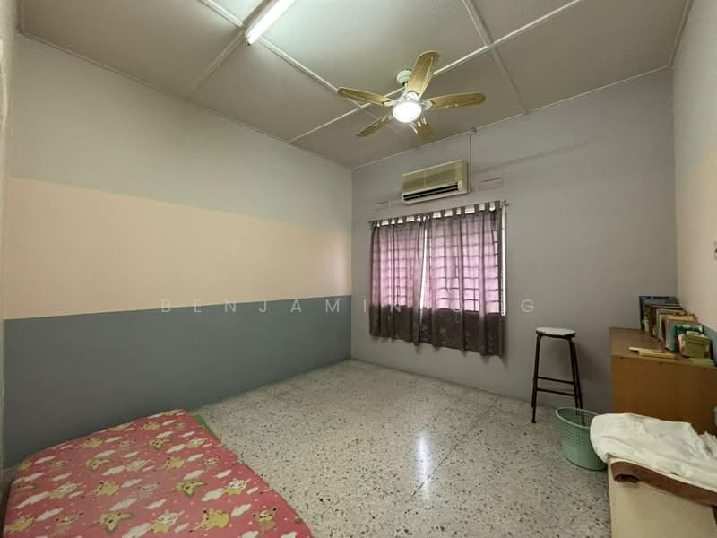 2-storey Terraced House for Rent in Taman Johor Jaya (Johor Bahru) - Benjamin Ong - Bedroom - PropertyGuru.com.my