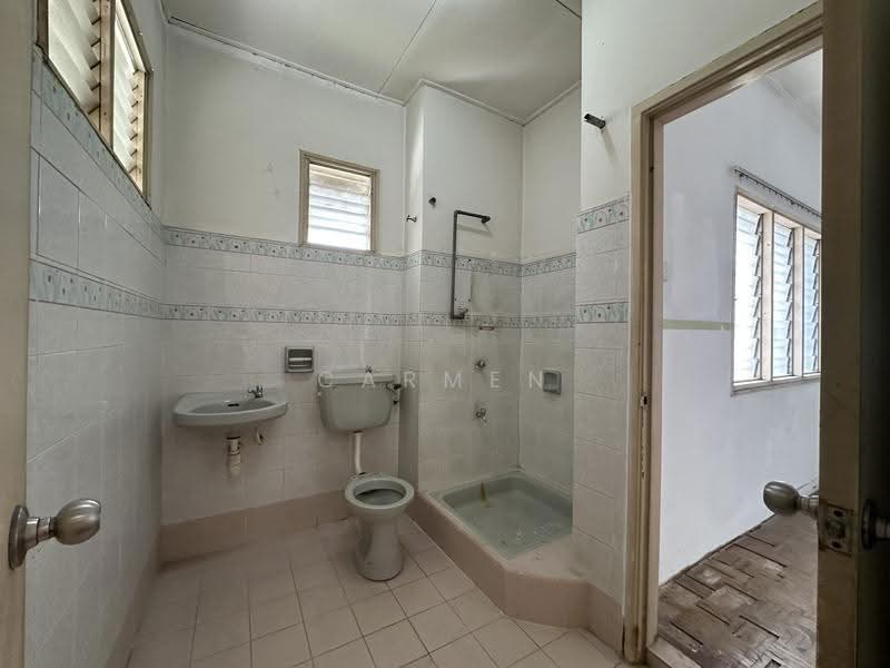Rumah Teres 2-Tingkat untuk Dijual di Usj 20 (Subang Jaya) - Carmen Lee - Bathroom - PropertyGuru.com.my