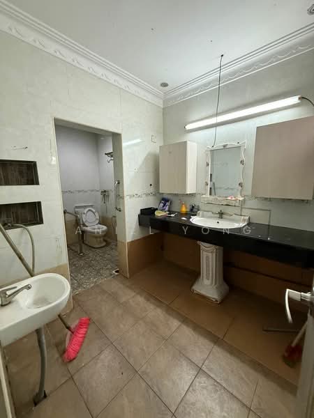 Taman Daya untuk Untuk Dijual - RM 750,000, Apr 2026 - Bathroom - PropertyGuru.com.my