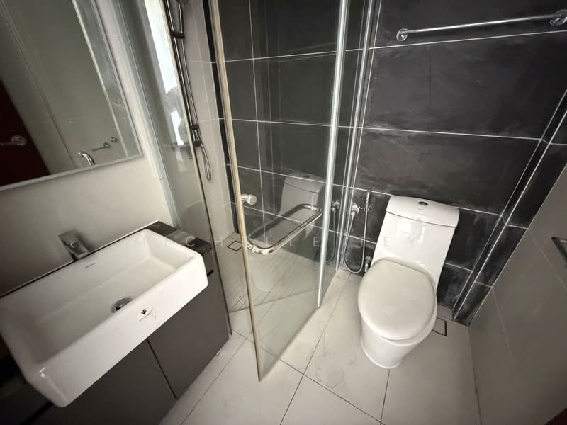 Condominium for Sale at Kings Bay @ Country Garden Danga Bay - Michelle Tey - Bathroom - PropertyGuru.com.my