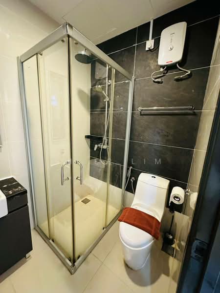 Condominium for Rent at Kings Bay @ Country Garden Danga Bay - Ember Lim - Bathroom - PropertyGuru.com.my