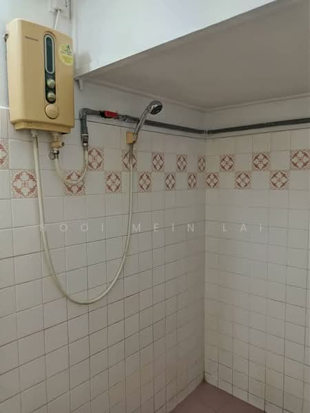 Flat for Sale at Happy Garden Apartment - Hooi Mein Lai - Bathroom - PropertyGuru.com.my