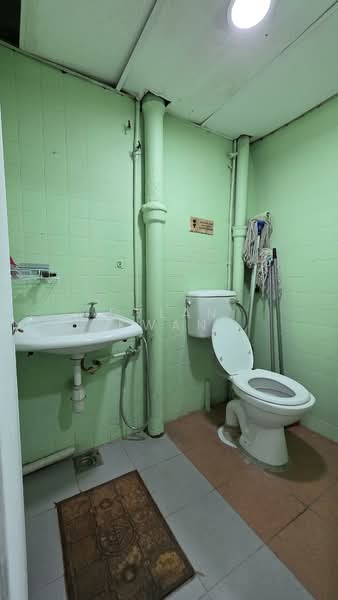 Shop for Rent in Taman United (Jalan Klang Lama (Old Klang Road)) - Dylan Kwan - Bathroom - PropertyGuru.com.my