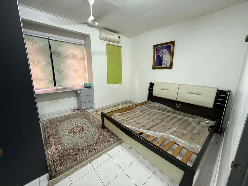 2-storey Terraced House for Sale in Taman Sutera (Kajang) - Azli Ibrahim - Bedroom - PropertyGuru.com.my