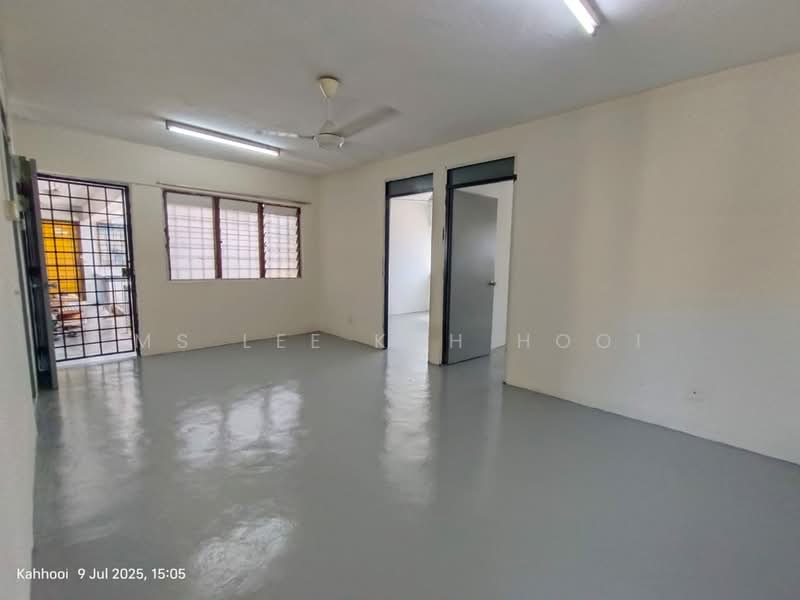 Flat for Sale at Taman Universiti Indah - Ms Lee kah Hooi - Living Room - PropertyGuru.com.my