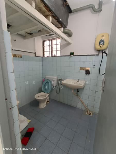 Flat for Sale at Taman Universiti Indah - Ms Lee kah Hooi - Bathroom - PropertyGuru.com.my