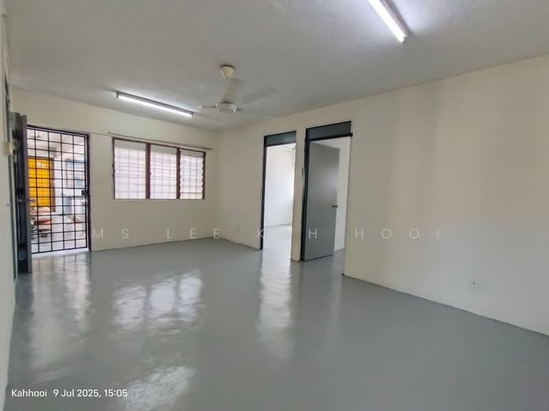 Flat for Sale at Taman Universiti Indah - Ms Lee kah Hooi - Living Room - PropertyGuru.com.my