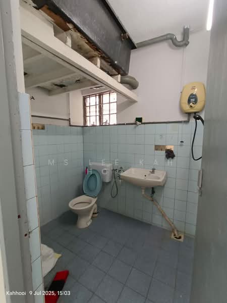 Flat for Sale at Taman Universiti Indah - Ms Lee kah Hooi - Bathroom - PropertyGuru.com.my
