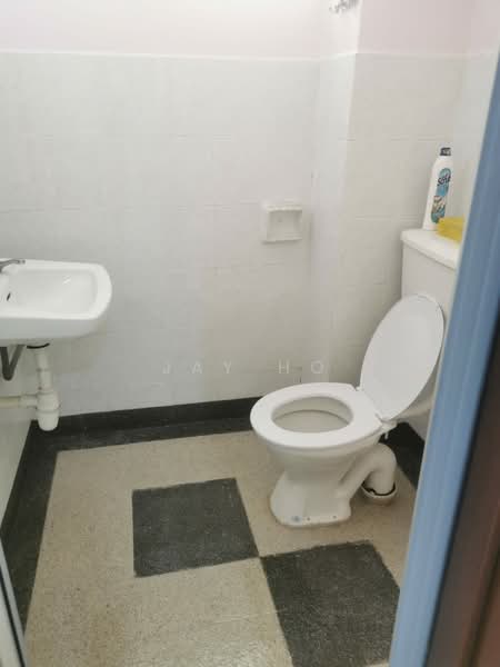Apartment for Rent at Pangsapuri Persiaran Tanjung - Jay Ho - Bathroom - PropertyGuru.com.my