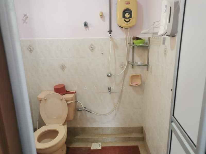 Apartment for Rent at Pangsapuri Persiaran Tanjung - Jay Ho - Bathroom - PropertyGuru.com.my