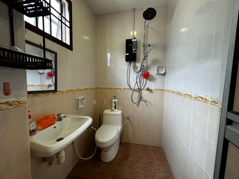 Rumah Teres 2 Tingkat untuk Disewa di Bandar Putra (Kulai) - Rain Ng - Bathroom - PropertyGuru.com.my