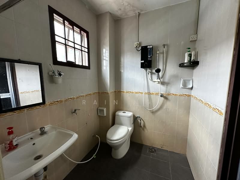 Rumah Teres 2 Tingkat untuk Disewa di Bandar Putra (Kulai) - Rain Ng - Bathroom - PropertyGuru.com.my