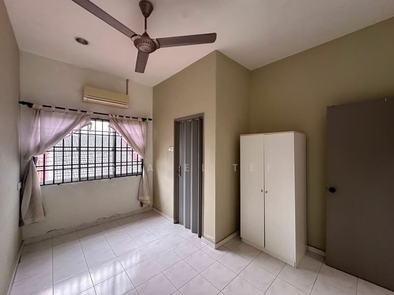 Taman Sri Kluang untuk Untuk Dijual - RM 370,000, Mac 2026 - Bedroom - PropertyGuru.com.my
