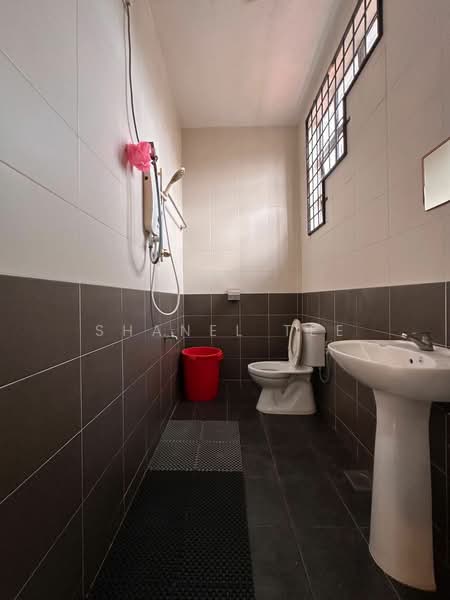 Taman Sri Kluang untuk Untuk Dijual - RM 370,000, Mac 2026 - Bathroom - PropertyGuru.com.my