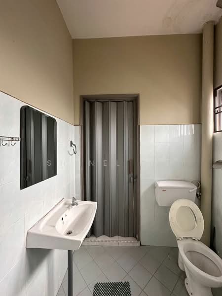 Taman Sri Kluang untuk Untuk Dijual - RM 370,000, Mac 2026 - Bathroom - PropertyGuru.com.my