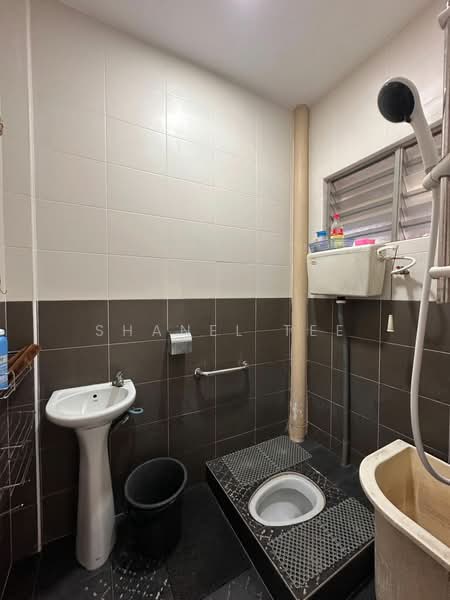 Taman Sri Kluang untuk Untuk Dijual - RM 370,000, Mac 2026 - Bathroom - PropertyGuru.com.my