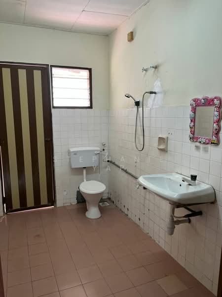 Rumah Teres 2 Tingkat untuk Dijual di Telok Panglima Garang (Selangor) - Stephanie Yap - Bathroom - PropertyGuru.com.my