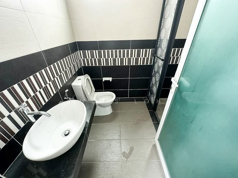 3-storey Terraced House for Sale in Rawang (Selangor) - Lucas Loh - Bathroom - PropertyGuru.com.my