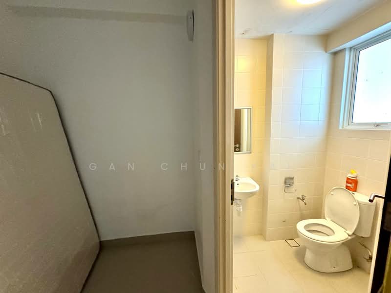 Kondominium untuk Disewa di Bayu Ferringhi Condominiums - Gan Chun Kai - Bathroom - PropertyGuru.com.my