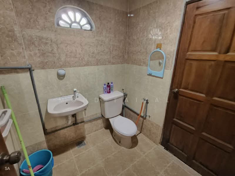 Renovated & Fully Furnished Rumah Teres 2 Tingkat Seksyen 4 Bangi untuk Untuk Dijual - RM 530,000, Mac 2026 - Bathroom - PropertyGuru.com.my