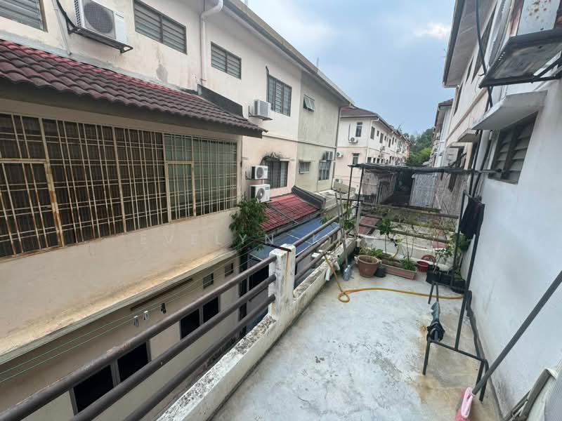 2.5-storey Terraced House for Sale in Subang (Selangor) - Evelyn Khoo - Back Yard - PropertyGuru.com.my