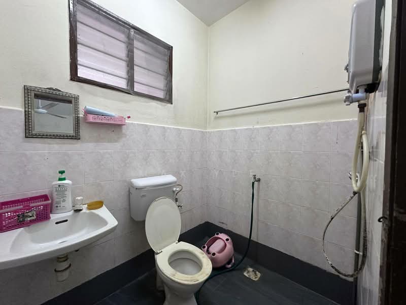1-storey Terraced House for Sale in Bandar Putra (Kulai) - Max Yee - Bathroom - PropertyGuru.com.my