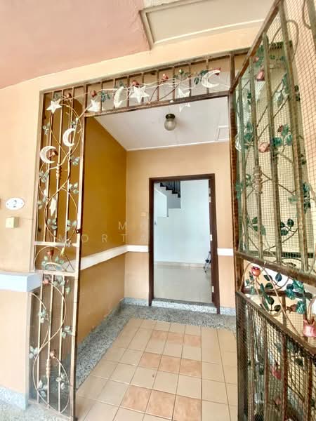 2.5-storey Terraced House for Sale in Presint 16 (Putrajaya) - Mohd Mortadza Ahmad - Entrance - PropertyGuru.com.my