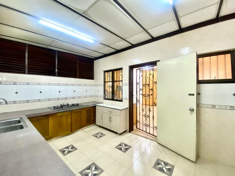 2.5-storey Terraced House for Sale in Presint 16 (Putrajaya) - Mohd Mortadza Ahmad - Kitchen - PropertyGuru.com.my