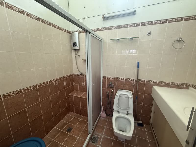 2-storey Terraced House for Sale in Taman Bukit Desa (Taman Desa) - Daphne Lim - Bathroom - PropertyGuru.com.my