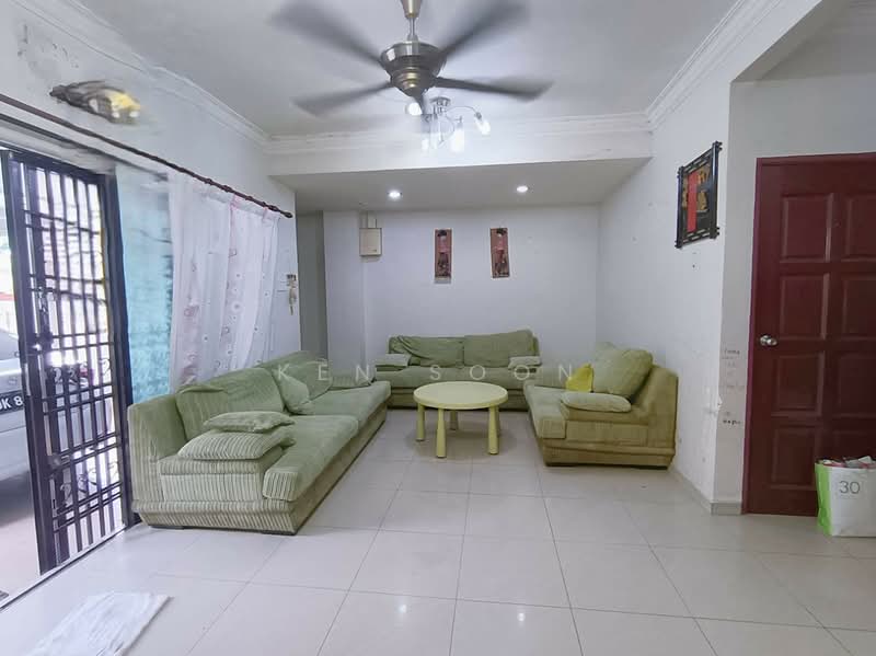 2-storey Terraced House for Rent in Taman Cheng Perdana 1 (Cheng) - Ken Soon - Living Room - PropertyGuru.com.my