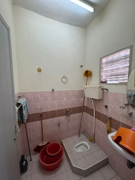 Ipoh chemor freehold renovated extended 2 storey house for sale untuk Untuk Dijual - RM 300,000, Mac 2026 - Bathroom - PropertyGuru.com.my