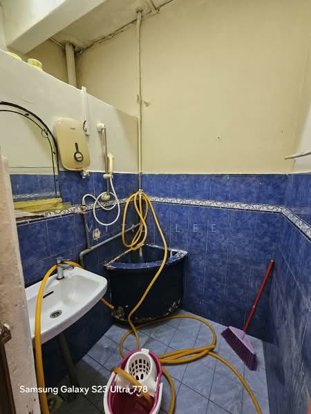 1-storey Terraced House for Rent in Pokok Mangga (Balai Panjang) - Vito Lee - Bathroom - PropertyGuru.com.my