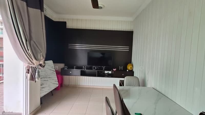 Sri Samudera Apartment (Seaview Residence Suites) untuk Untuk Disewa - RM 2,600 /bulan, Mac 2026 - Living Room - PropertyGuru.com.my