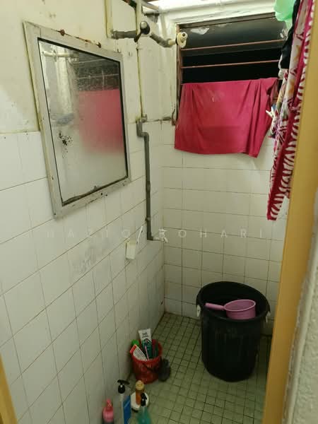 Apartment for Rent at Taman Petaling Utama Flat - Haziq Bohari - Bathroom - PropertyGuru.com.my