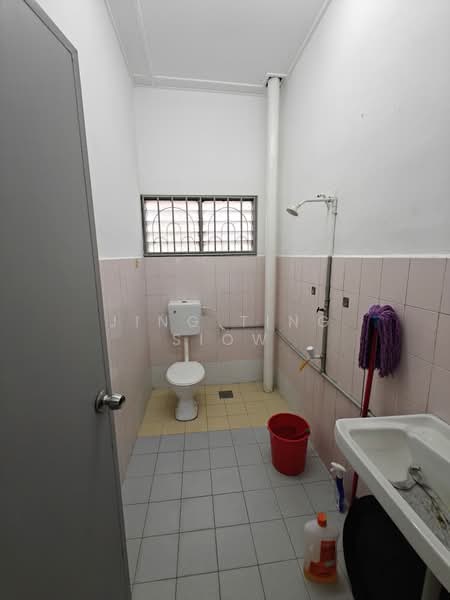 2-storey Terraced House for Sale in Taman Johor Jaya (Johor Bahru) - Jing Ting Siow - Bathroom - PropertyGuru.com.my